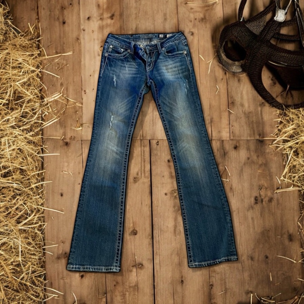 Miss me bootcut Size 28 floral fleur de lis design on back pockets. Beautiful - Picture 8 of 17